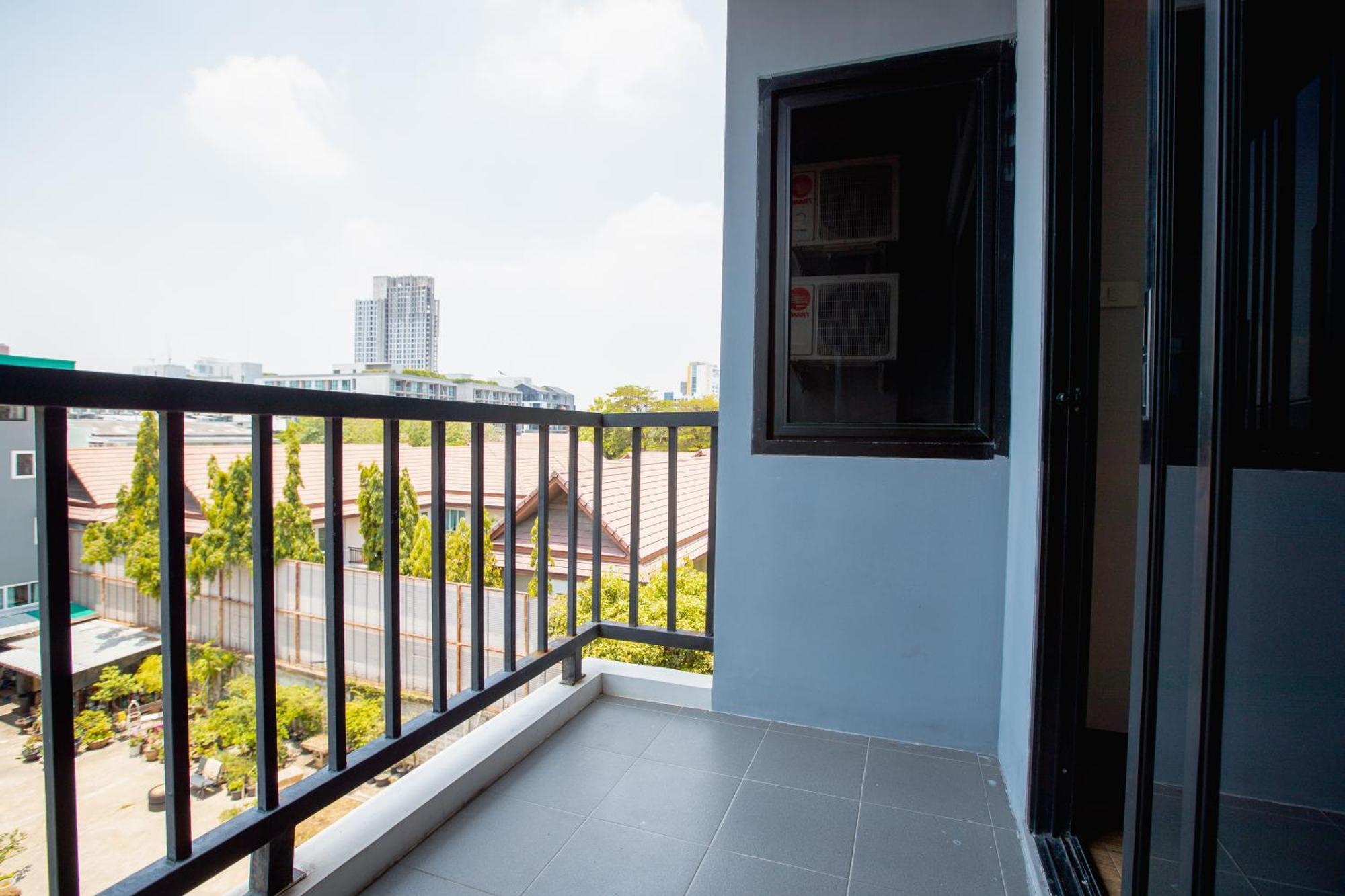 Room 36 Service Apartment Bangkok Exterior photo